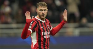 Santiago Giménez da la cara por el Milan después de su eliminación