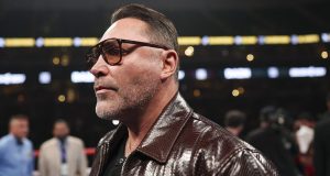 Óscar de la Hoya critica a Canelo por pelea con Scull: «Divas»