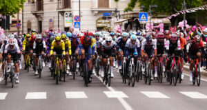 Juan Ayuso da un golpe sobre la mesa en la primera llegada en alto del Giro