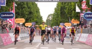 Olav Kooij gana al sprint la etapa 12 del Giro de Italia 2025