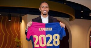 Raphinha renueva con el Barcelona hasta 2028