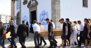 jugadores ingresan los féretros a la iglesia