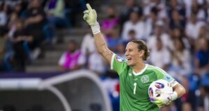 La historia de Ann-Katrin Berger, la arquera alemana que sobrevivió y venció dos veces al cáncer, y fue heroina en la Eurocopa