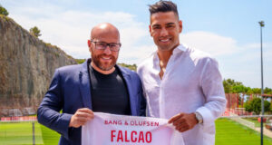Mientras lo critican en Colombia, en Mónaco homenajean Falcao