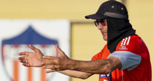 Junior gana, pero Alfredo Arias estalla contra sus jugadores