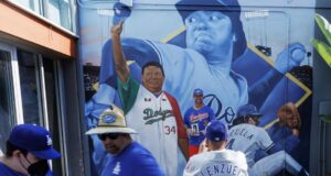 Un nuevo mural en Dodger Stadium rinde homenaje a Fernando Valenzuela