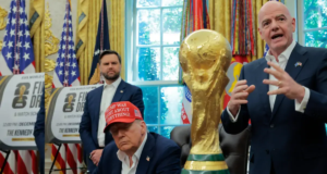 Donald Trump bromeó con trofeo de la Copa Mundial 2026 junto a presidente de la FIFA, Gianni Infantino: ‘No lo vamos a devolver’