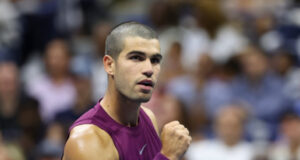 Alcaraz pasa a octavos del US Open con un susto en la rodilla