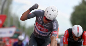 Jasper Philipsen logra su tercera victoria de etapa en la Vuelta 2025