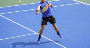 Hombre se disculpa por arrebatarle a un joven la gorra de Kamil Majchrzak durante el US Open