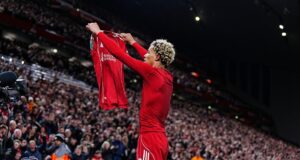 Liverpool: Hugo Ekitike se disculpa por festejo que le valió tarjeta roja y suspensión