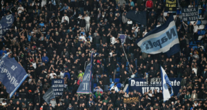 Impresionante batalla campal entre hinchas del Nápoles y Sporting, antes del choque en la Champions League; video