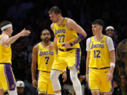 La NBA aprueba la venta récord de los Lakers