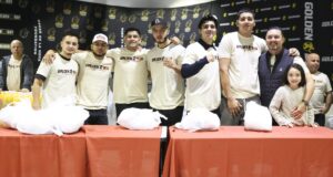 Oscar De La Hoya Foundation celebra su 26º reparto anual de pavos para la comunidad del Este de Los Ángeles