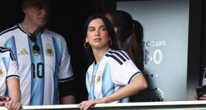 Dua Lipa, la hincha declarada del Arsenal y Liverpool