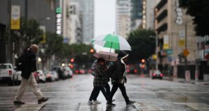 Una tormenta azota el sur de California y se esperan lluvias récord este fin de semana.