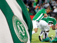 Chapecoense estrena camiseta en homenaje a Atlético Nacional, el club que pidió que le entregaran el título de la Copa Sudamericana 2016