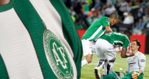 Chapecoense estrena camiseta en homenaje a Atlético Nacional, el club que pidió que le entregaran el título de la Copa Sudamericana 2016