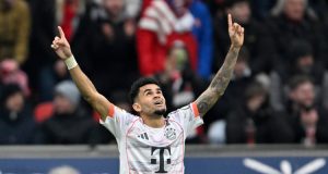 Bayern frena en Leverkusen con gol y expulsión de Luis Díaz