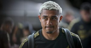 Julián Araujo está de nuevo fuera de circulación y el Mundial 2026 sería su última opción