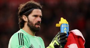 El portero del Liverpool Alisson se perderá los partidos ante el PSG