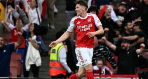 Arsenal golea 3-0 al Fulham y se distancia en seis puntos del City