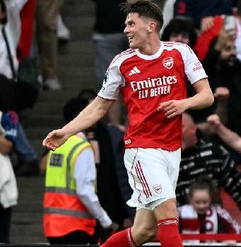 Arsenal golea 3-0 al Fulham y se distancia en seis puntos del City