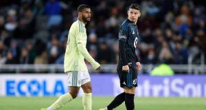 James juega su mejor partido con Minnesota y niega su retiro
