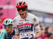 Paul Magnier se ve de rosa tras ganar la primera etapa del Giro de Italia