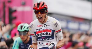 Paul Magnier se ve de rosa tras ganar la primera etapa del Giro de Italia
