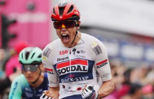 Paul Magnier se ve de rosa tras ganar la primera etapa del Giro de Italia