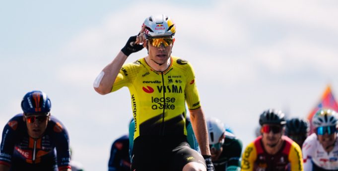 Van-Aert-gana-la-quinta-etapa-del-Tour-Aura-Baudin-conserva-el-liderazgo-1.jpg